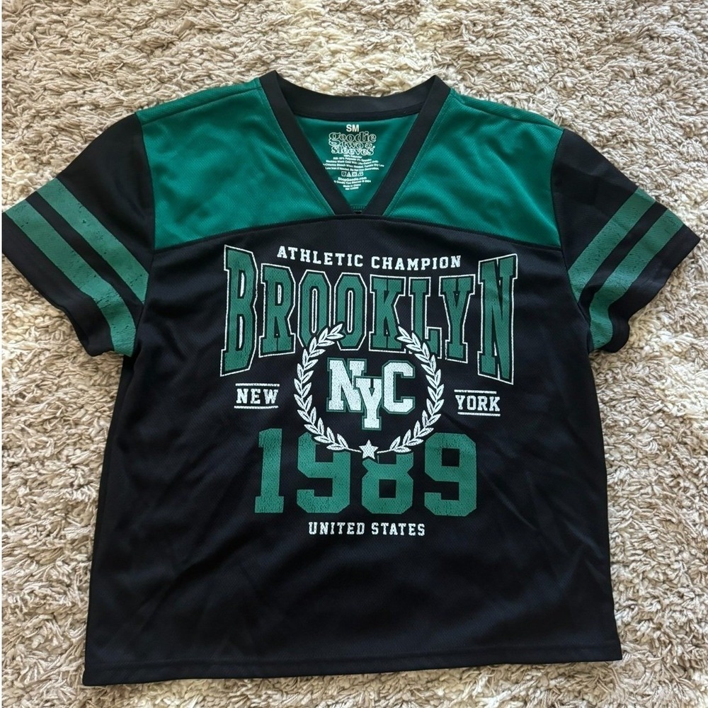 Goodie Two Sleeves Brooklyn NYC 1989 Graphic Jersey V-Neck Shirt Black Green‎ SM